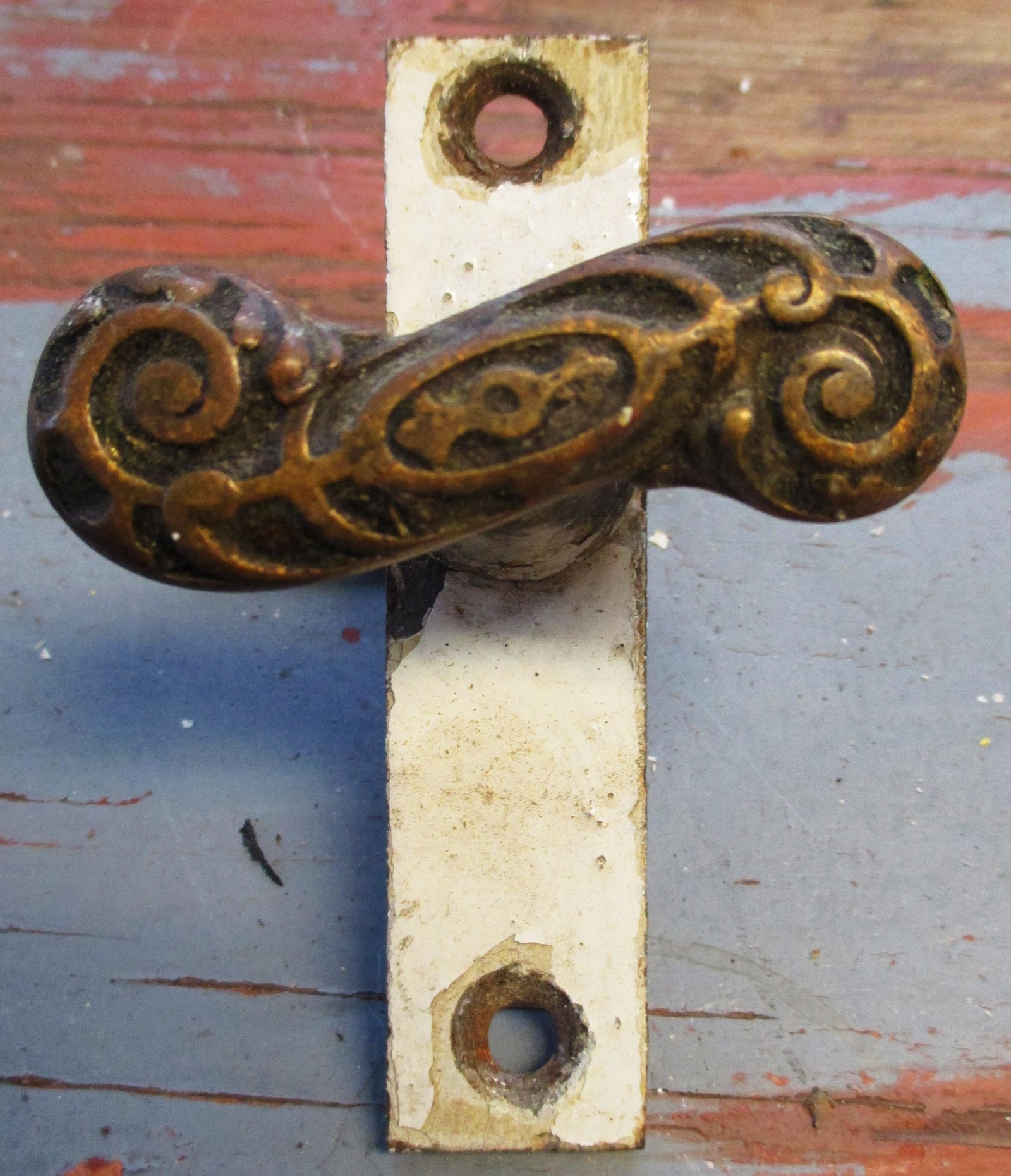 Fenstergriff auf Platte mit Vorreiber Historische