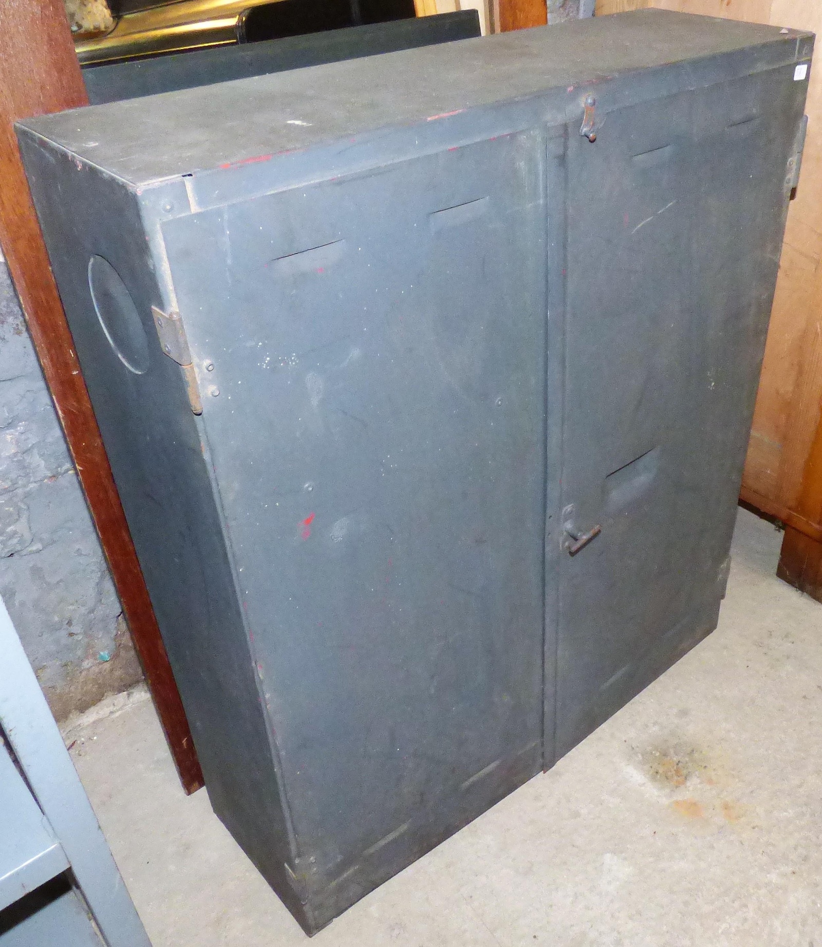 Industrie Design Schrank | Historische Bauelemente | Jetzt online