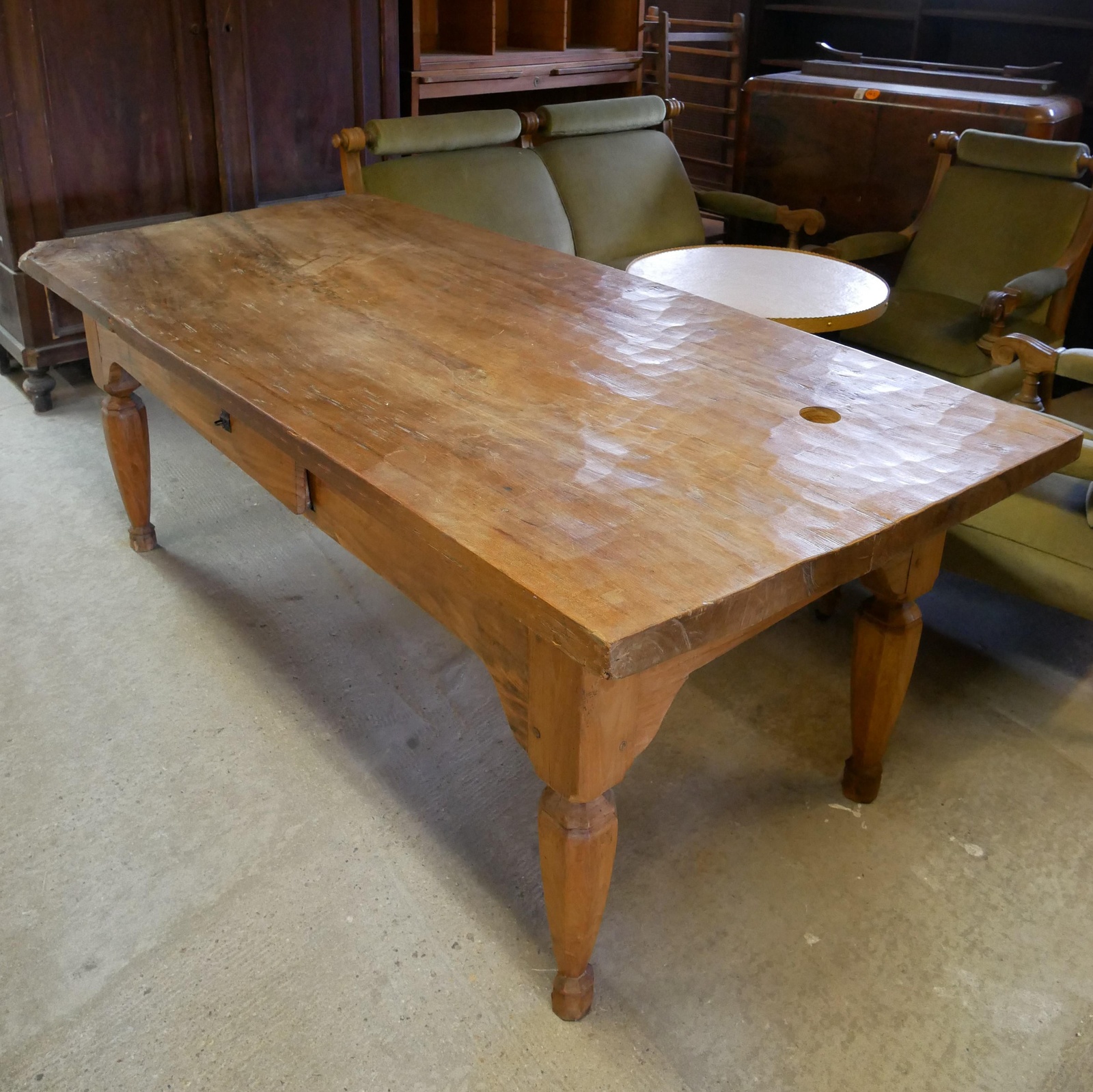 Massiver Tisch - Oberfläche handbehauen Teak | Historische Bauelemente