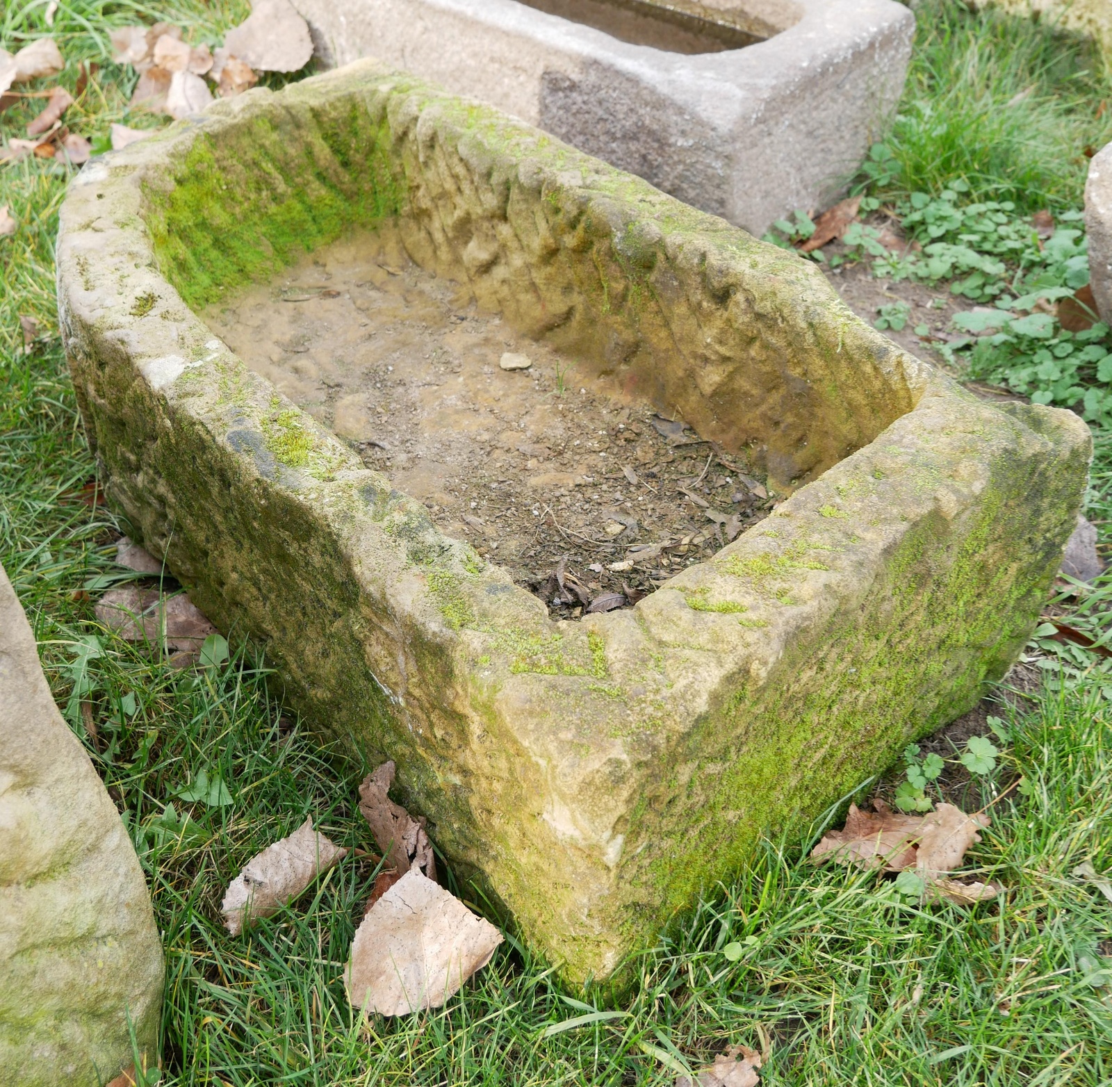Brunnenschale/ Trog aus Sandstein "Blume" Historische