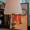 Paar klassische Tischlampen mit goldfarbenem Fuß und Stoffschirm