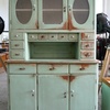 Großer Küchenschrank mit ovalverglasten Türen um 1930