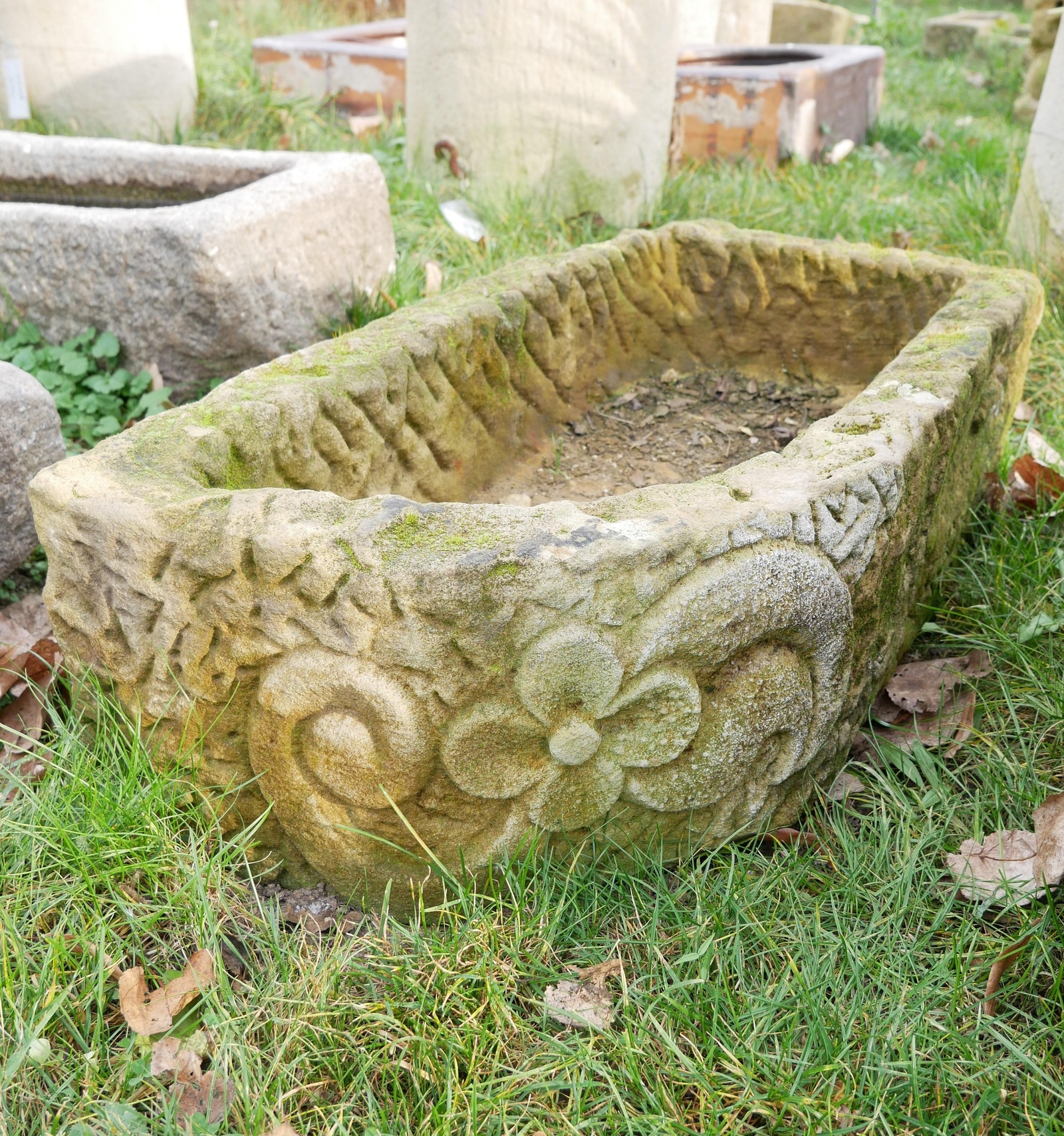 Brunnenschale/ Trog aus Sandstein "Blume" Historische
