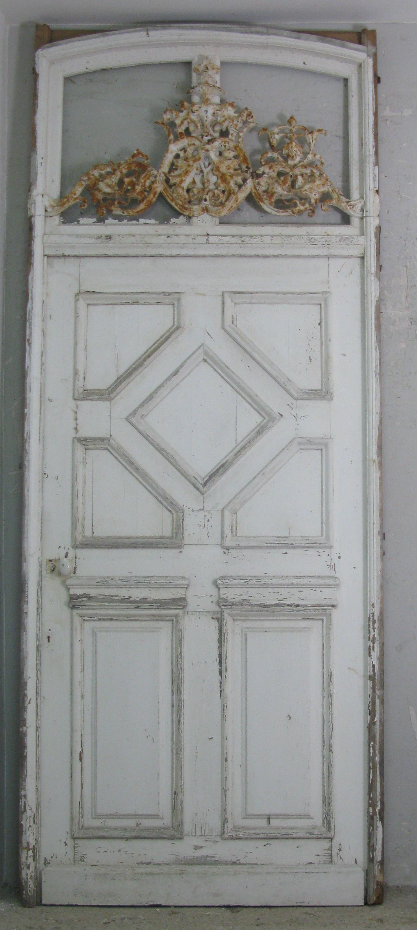 französische Schloss Tür mit Rahmen und Gusseisen Ornament im Oberlicht französische Schloss Tür mit Rahmen und Gusseisen Ornament im Oberlicht
