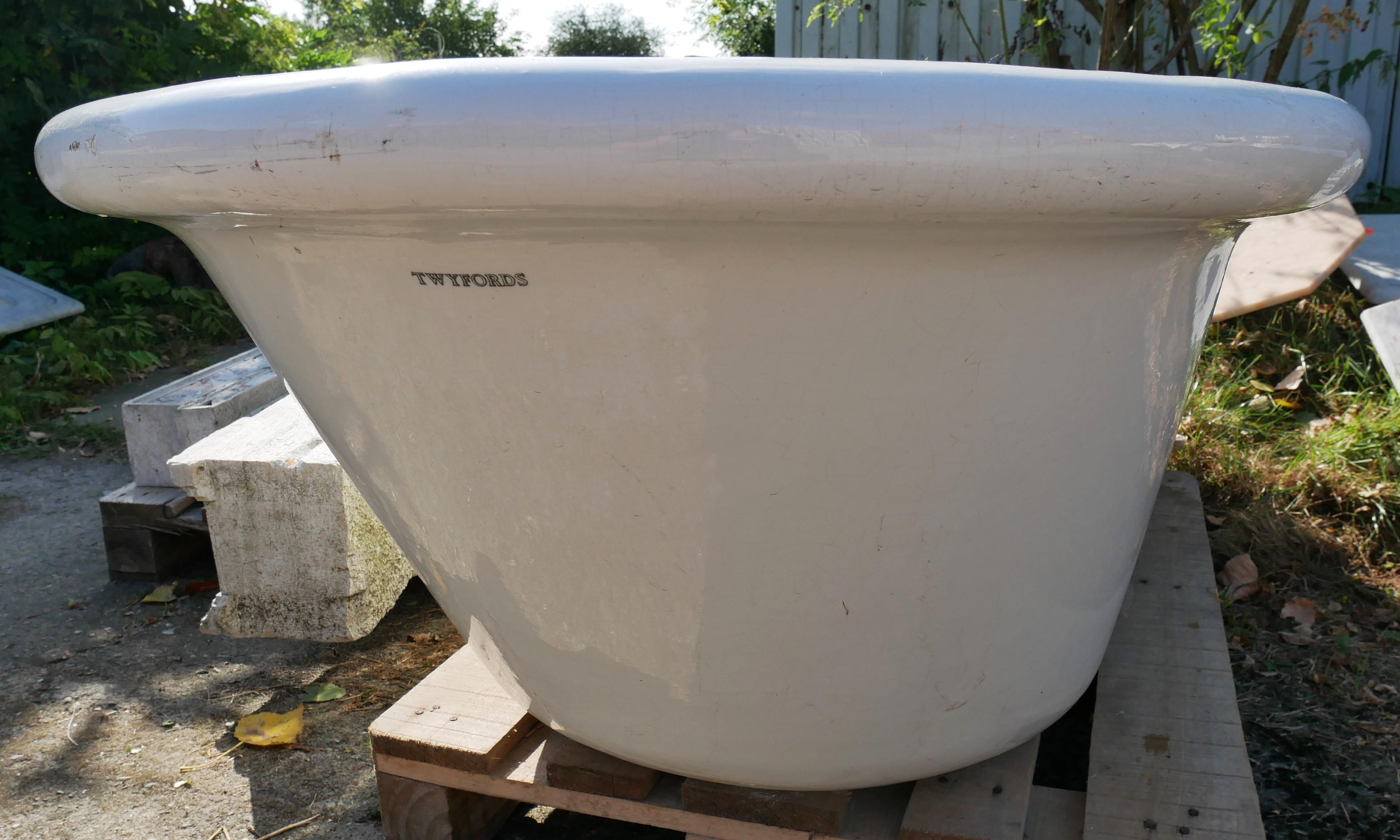 Englische Badewanne im schlichten Jugendstil | Historische ...